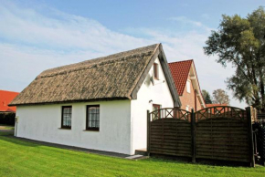 Ferienhaus mit Reetdach am Lobber in Middelhagen